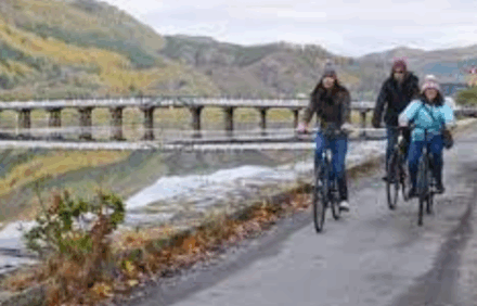 Mawddach Trail Serenity: Scenic Glamping Walks in Gwynedd